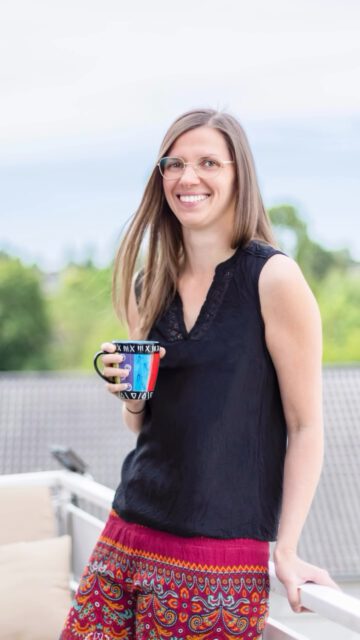 »𝑬𝒊𝒏 𝒓𝒊𝒄𝒉𝒕𝒊𝒈 𝒈𝒆𝒏𝒊𝒂𝒍𝒆𝒔 𝑻𝒐𝒐𝒍« zur Nervensystem-Regulation – so beschreibt Elly @elly_rabke ihre Arbeit als Yogalehrerin und Breathwork Coach 💫

Was mit Yoga begann, wurde zu einer Reise in die Tiefe – hin zu echter Verbindung und bewusster Atmung 🌬️🧘‍♀️

Jetzt begleitet sie Menschen mit Breathwork auf ihrem Weg zu mehr Balance und innerer Ruhe.

Und wenn sie mal abschaltet, dann am liebsten im »Kaff« – bei gutem Kaffee & noch besserem Kuchen ☕🍰

#breathwork #nervensystemregulation #ruhrpott

@pott.portraits by @pott.media