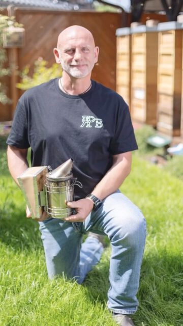 »𝑼𝒏𝒔𝒆𝒓𝒆 𝑩𝒊𝒆𝒏𝒆𝒏 𝒉𝒂𝒃𝒆𝒏 𝒋𝒆𝒅𝒆𝒏 𝑻𝒂𝒈 𝒆𝒊𝒏𝒆 𝒂𝒏𝒅𝒆𝒓𝒆 𝑰𝒅𝒆𝒆, 𝒘𝒂𝒔 𝒔𝒊𝒆 𝒎𝒂𝒄𝒉𝒆𝒏« – sagt Carsten, der Imker von @pottbiene in Mülheim an der Ruhr 🐝🍯

Zum Imkern kam er – ganz klassisch – bei einem Glas Bier mit einem Freund. 🍻

Heute kümmert er sich mit Leidenschaft um seine Völker, um ein gutes, ehrliches Produkt herzustellen.

Sein Lieblingsort? Der Landschaftspark Nord in Duisburg – ein Ort, der zeigt, wie sich das Ruhrgebiet verändert hat 🌇

#pottbiene #ruhrpott #imkerei

@pott.portraits by @pott.media