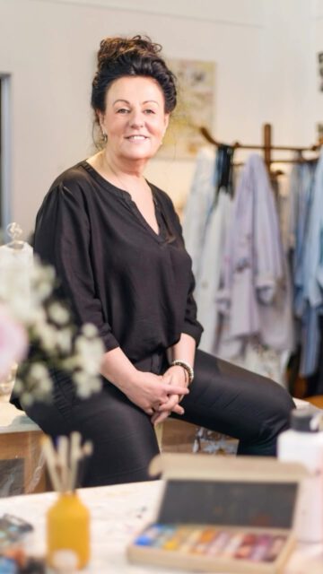 »𝑴𝒆𝒊𝒏𝒆 𝑳𝒆𝒊𝒅𝒆𝒏𝒔𝒄𝒉𝒂𝒇𝒕 𝒇𝒖̈𝒓 𝑭𝒂𝒓𝒃𝒆, 𝑲𝒓𝒆𝒂𝒕𝒊𝒗𝒊𝒕𝒂̈𝒕 𝒖𝒏𝒅 𝑲𝒖𝒏𝒔𝒕« – so ist die @farbenmuehle_mh entstanden erklärt Uta-Christine. 🎨💫

Mit vielen Umwegen hat sie ihren Ort der Farben gefunden – einen Raum voller Lebendigkeit, Workshops und Geschichten.

Ihre größte Herausforderung? Sich immer wieder neu zu erfinden – damit die Farbenmühle so lebendig bleibt wie sie selbst 🌈

Und wenn sie mal nicht im Atelier ist, zieht es sie zur Ruhr – ans Wasser, in die Natur. 🌊

#farbenmühle #ruhrpottliebe #kunstimruhrgebiet

@pott.portraits by @pott.media