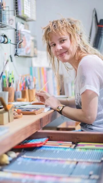 »𝑺𝒊𝒄𝒉 𝒔𝒆𝒍𝒃𝒔𝒕𝒔𝒕𝒂̈𝒏𝒅𝒊𝒈 𝒛𝒖 𝒎𝒂𝒄𝒉𝒆𝒏 𝒊𝒔𝒕 𝒆𝒊𝒏𝒆 𝒈𝒓𝒐𝒔𝒔𝒆 𝑯𝒆𝒓𝒂𝒖𝒔𝒇𝒐𝒓𝒅𝒆𝒓𝒖𝒏𝒈« – sagt Ela, Diplomdesignerin und Gründerin von @studio_divers_ in Essen. 🎨✨

Ihr Label vereint Illustration, Malerei, Papeterie und Grafikdesign – alles handgezeichnet, alles mit Liebe zum Detail. 🎴

In ihrem Atelier arbeitet sie autark und frei – und findet Inspiration in der Natur, im Wald, am Wasser und in der Kultur des Ruhrgebiets. 🌿🌊

#grafikdesign #ruhrpott #illustration

@pott.portraits by @pott.media