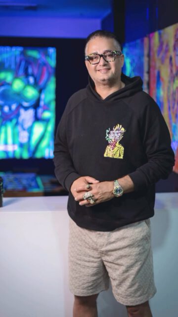 »𝑴𝒊𝒕 𝒎𝒆𝒊𝒏𝒆𝒏 𝑩𝒊𝒍𝒅𝒆𝒓𝒏 𝒎𝒐̈𝒄𝒉𝒕𝒆 𝒊𝒄𝒉 𝒆𝒊𝒏 𝒌𝒍𝒆𝒊𝒏𝒆𝒔 𝑳𝒂̈𝒄𝒉𝒆𝒍𝒏 𝒊𝒏 𝒅𝒊𝒆 𝑯𝒆𝒓𝒛𝒆𝒏 𝒛𝒂𝒖𝒃𝒆𝒓𝒏« – sagt Sharyar @s_art_infinity – Künstler und Architekt aus Essen. 🎨💫

Vom Collagenmachen in der Werbung bis zum eigenen Stil im Architekturstudium – Kunst war für ihn schon immer Ausdruck und Gefühl zugleich. 🧑‍🎨

Seine größte Herausforderung? Sich selbst treu zu bleiben und die eigenen Ziele mit Freunden und Familie zu teilen.

Sein Lieblingsort: Essen, seine Heimat – hier fühlt er sich pudelwohl 🏙️❤️

#kunstimruhrgebiet #popart #ruhrpott

@pott.portraits by @pott.media