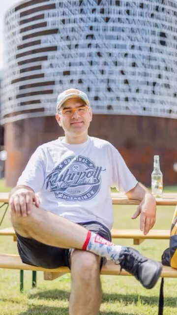 »𝑹𝒖𝒉𝒓𝒑𝒐𝒕𝒕𝒘𝒐̈𝒓𝒕𝒆𝒓 – 𝒘𝒐 𝒌𝒐𝒎𝒎𝒆𝒏 𝒅𝒊𝒆 𝒆𝒊𝒈𝒆𝒏𝒕𝒍𝒊𝒄𝒉 𝒉𝒆𝒓?« – fragte sich André, besser bekannt unter seinem Pseudonym der @ruhrpottologe 💬🖤

Als 2020 im Lockdown plötzlich etwas fehlte, begann er, die Sprache und Geschichten des Ruhrpottes festzuhalten. 🗣️

Aus der Idee wurde ein Blog, ein Podcast – und heute sogar Gästeführungen durch den Ruhrpott. 📰🎙️

Sein Lieblingsort? Das ganze Ruhrgebiet! Ob Westpark, Halde Haniel oder Altstadt – überall steckt ein Stück Heimat drin 🌆

#ruhrpottsprache #ruhrpott #ruhrpottpodcast 

@pott.portraits by @pott.media