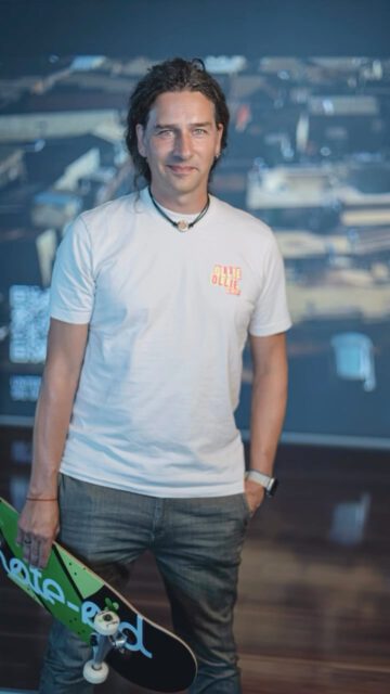 »𝑲𝒓𝒂𝒖𝒔𝒆 𝑯𝒂𝒂𝒓𝒆, 𝒌𝒓𝒂𝒖𝒔𝒆𝒓 𝑺𝒊𝒏𝒏« – so beschreibt sich Ollie @ollie_noack – Agenturinhaber, Vorstand von »Skate Aid« @skateaid und Freidenker. 👟🛹

Immer neugierig, immer mit offenen Augen unterwegs. 🧐🆕

Seine größte Herausforderung? Das innere Kind zu bewahren – trotz all der Kriege und schlechten Nachrichten um uns herum.

Sein Lieblingsort: die Freilichtbühne in Mülheim an der Ruhr. Ein Kleinod voller Leben, Natur und Magie – besonders, wenn der Zeppelin darüber fliegt. 🎈🎤

#charity #ruhrpott #empowerment 

@pott.portraits by @pott.media