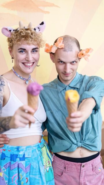 »𝑰𝒄𝒉 𝒉𝒂𝒃‘ 𝒎𝒊𝒓 𝒊𝒎𝒎𝒆𝒓 𝒉𝒆𝒊𝒎𝒍𝒊𝒄𝒉 𝒈𝒆𝒘𝒖̈𝒏𝒔𝒄𝒉𝒕, 𝒆𝒊𝒏𝒆 𝑬𝒊𝒔𝒅𝒊𝒆𝒍𝒆 𝒛𝒖 𝒉𝒂𝒃𝒆𝒏« – sagt Sera von @kugelpudel_haus_am_see in Bochum 🍦

Heute steht sie gemeinsam mit Partner Manu hinterm Tresen der Eiscreme-Bar, die mehr ist als nur Eisdiele. 🍨🍹

Zwischen Kultur, Kreativität und jeder Menge Herzblut entstehen hier süße Momente zum Abkühlen und Genießen. 🎶🪩

Ihr Lieblingsort im Ruhrgebiet? Überall dort, wo man in die Ruhr springen kann – oder einfach im eigenen Laden 💛

#handmade #ruhrpott #eiscremebar

@pott.portraits by @pott.media