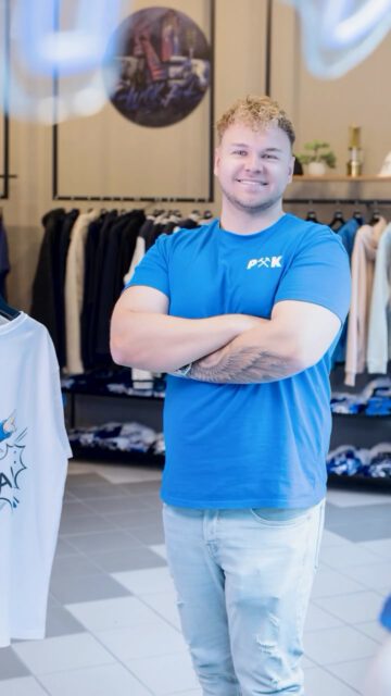 »𝑰𝒄𝒉 𝒃𝒆𝒅𝒓𝒖𝒄𝒌𝒆 𝒖𝒏𝒅 𝒃𝒆𝒔𝒕𝒊𝒄𝒌𝒆 𝑲𝒍𝒂𝒎𝒐𝒕𝒕𝒆𝒏« – sagt Ollie, Besitzer von @pott_kleber.de 👕
Alles betreibt er eigenständig – von der Maschine bis zur Produktion. Seine größte Herausforderung? Sich ständig weiter zu verbessern, obwohl die Qualität schon auf einem sehr hohen Level ist.
Sein Lieblingsort im Ruhrgebiet ist die »VELTINS-Arena« – sein zweites Zuhause ⚽
#ruhrpott #streetwear #soccer #fussball #blauweiß
@pott.portraits by @pott.media