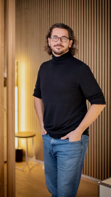 »𝑾𝒊𝒓 𝒘𝒐𝒍𝒍𝒕𝒆𝒏 𝒆𝒔 𝒂𝒏𝒅𝒆𝒓𝒔 𝒎𝒂𝒄𝒉𝒆𝒏« – sagt Jan-Philip Ziebold, Geschäftsführer vom DZ Media Verlag in Essen @janphilipziebold 💻
Aus der Arbeit für Agenturen entstand der Wunsch nach einem eigenen Weg – mit Fokus auf Performance-Marketing. Heute verbindet sein Unternehmen bundesweite Projekte mit eigenen Ideen und Produkten aus dem Ruhrgebiet.
Sein Lieblingsort? Essen-Rüttenscheid – voller Unternehmertum, Agenturen und kreativer Energie ✨
#transformations #media #business #ruhrpott #performancemarketing
@pott.portraits by @pott.media