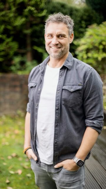 »𝑰𝒄𝒉 𝒉𝒂𝒃𝒆 𝒎𝒆𝒊𝒏𝒆𝒏 𝑩𝒆𝒂𝒎𝒕𝒆𝒏𝒔𝒕𝒂𝒕𝒖𝒔 𝒈𝒆𝒈𝒆𝒏 𝒅𝒊𝒆 𝑯𝒆𝒓𝒂𝒖𝒔𝒇𝒐𝒓𝒅𝒆𝒓𝒖𝒏𝒈 𝒆𝒊𝒏𝒈𝒆𝒕𝒂𝒖𝒔𝒄𝒉𝒕« – sagt Jörn Kappenstein 💪 Heute organisiert sein Business @Lifetime Sport sportliche Klassenfahrten, die Bewegung, Erlebnis und Gemeinschaft verbinden.
Seine größte Herausforderung: die vielen Ideen im Kopf zu bündeln und konsequent umzusetzen.
Sein Lieblingsort? Das alte »Parkstadion« in Gelsenkirchen – voller Erinnerungen an Jugendtage ⚽
#kiteschool #schooltrip #surfing #ruhrpott
@pott.portraits by @pott.media